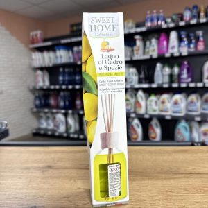 Аромадифузор для дому Sweet Home Collection Cedar Wood & Spices (Кедрове дерево та спеції) об'ємом 100 мл